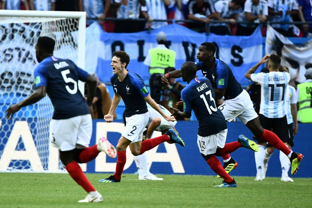 Le défenseur français Benjamin Pavard après avoir inscrit un but contre l'Argentine en huitième de finale du Mondial 2018, le 30 juin 2018 à Kazan