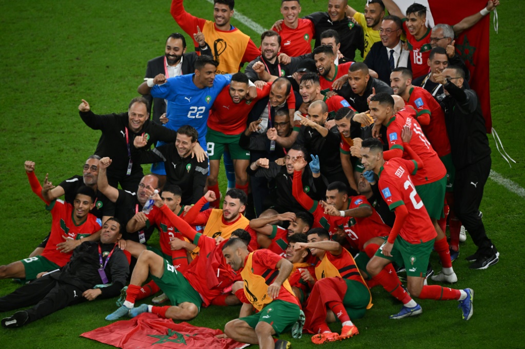 Les joueurs du Maroc prennent la pose après leur qualification historique pour les demi-finales de la Coupe du monde, le 10 décembre 2022, face au Portugal. La sélection de Walid Regragui est la première représentante d'une nation africaine à atteindre l dernier carré d'un Mondial