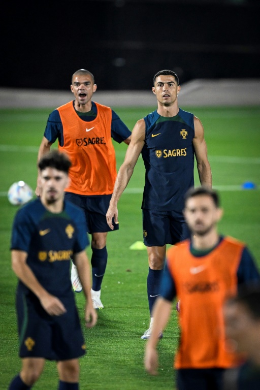 Le défenseur du Portugal, Pepe, et l'attaquant vedette Cristiano Ronaldo à l'entraînement sur la pelouse du Al Shahaniya SC à Doha le 8 décembre 2022 pour préparer le quart de finale de samedi contre le Maroc, au Mondial-2022