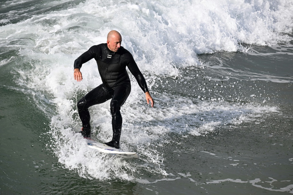 Le surfeur aveugle Matt Formston s'entraîne lors du championnat du monde de para-surf à Pismo Beach, en Californie, le 6 décembre 2022, quelques jours après avoir surfé l'une des plus grosses vagues du monde à Nazaré au Portugal.