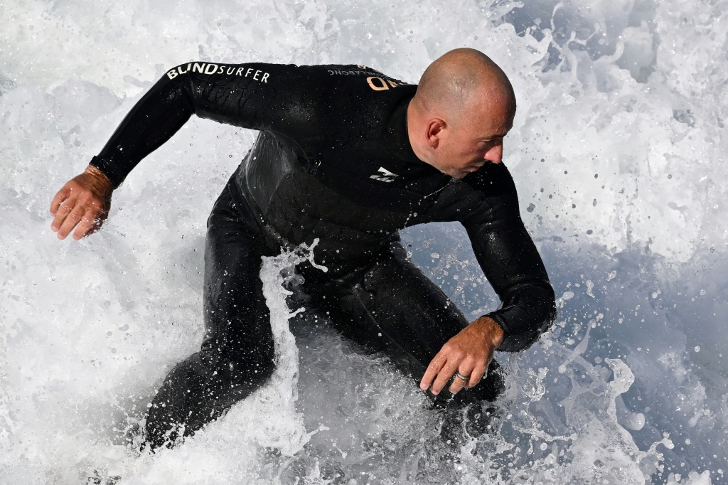 Le surfeur aveugle Matt Formston complète une manoeuvre lors d'un entraînement en marge du championnat du monde de para-surf à Pismo Beach en Californie, le 6 décembre 2022.
