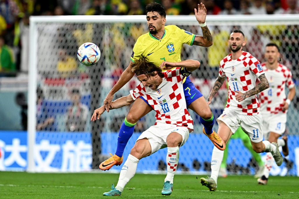 Le capitaine Luka Modric et la défense croate ne laissent rien passer au Brésilien Lucas Paqueta en quart de finale à Doha, le 9 décembre 2022