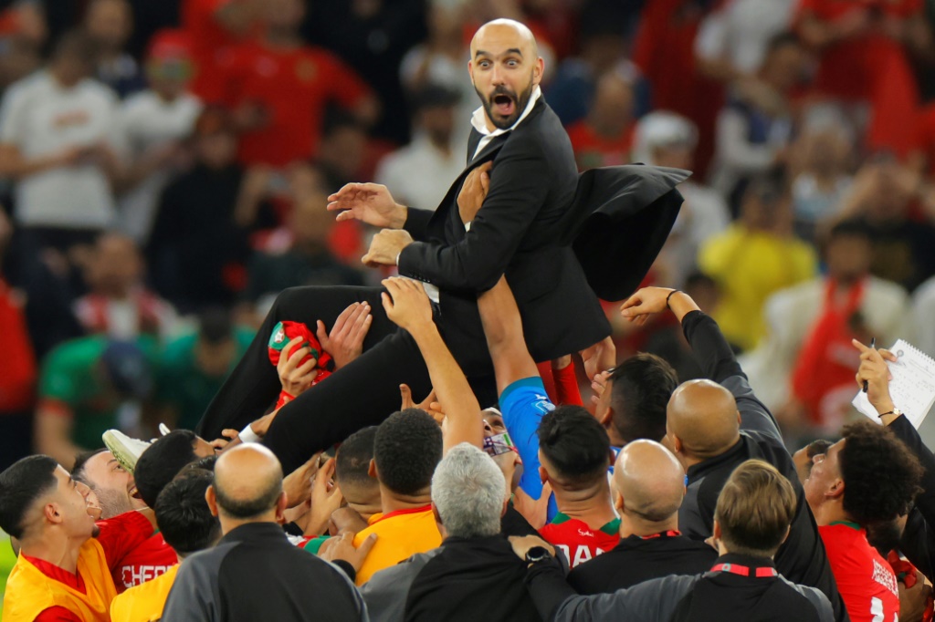 Le sélectionneur du Maroc Walid Regragui porté en triomphe par ses joueurs après la qualification pour les demi-finales du Mondial, le 10 décembre 2022 à Doha