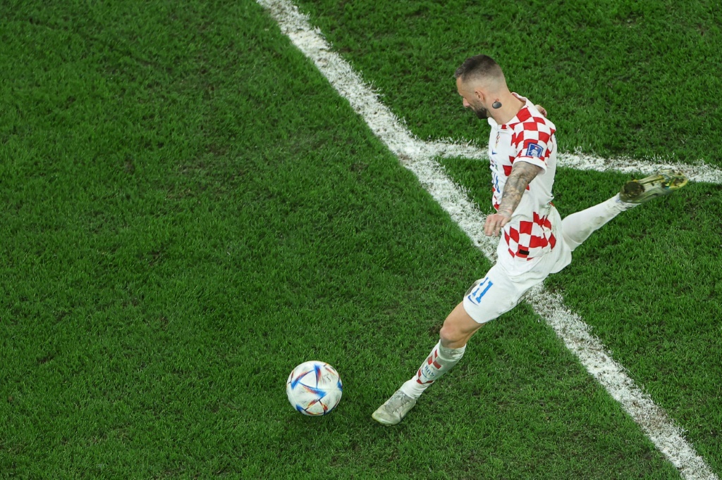 Le milieu de terrain de la Croatie Marcelo Brozovic tire lors du quart de finale de la Coupe du monde de football 2022 entre la Croatie et le Brésil, à Al-Rayyan, à l'ouest de Doha, le 9 décembre 2022