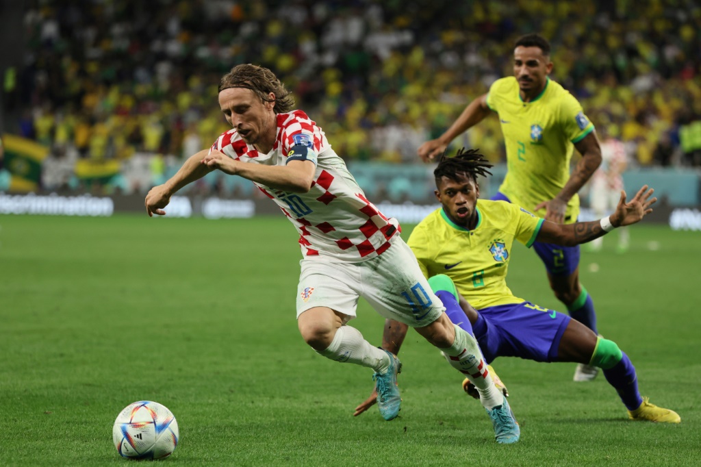 Le milieu croate Luka Modric contrôle le ballon face au Brésil en quart de finale du Mondial le 9 décembre 2022 à Doha