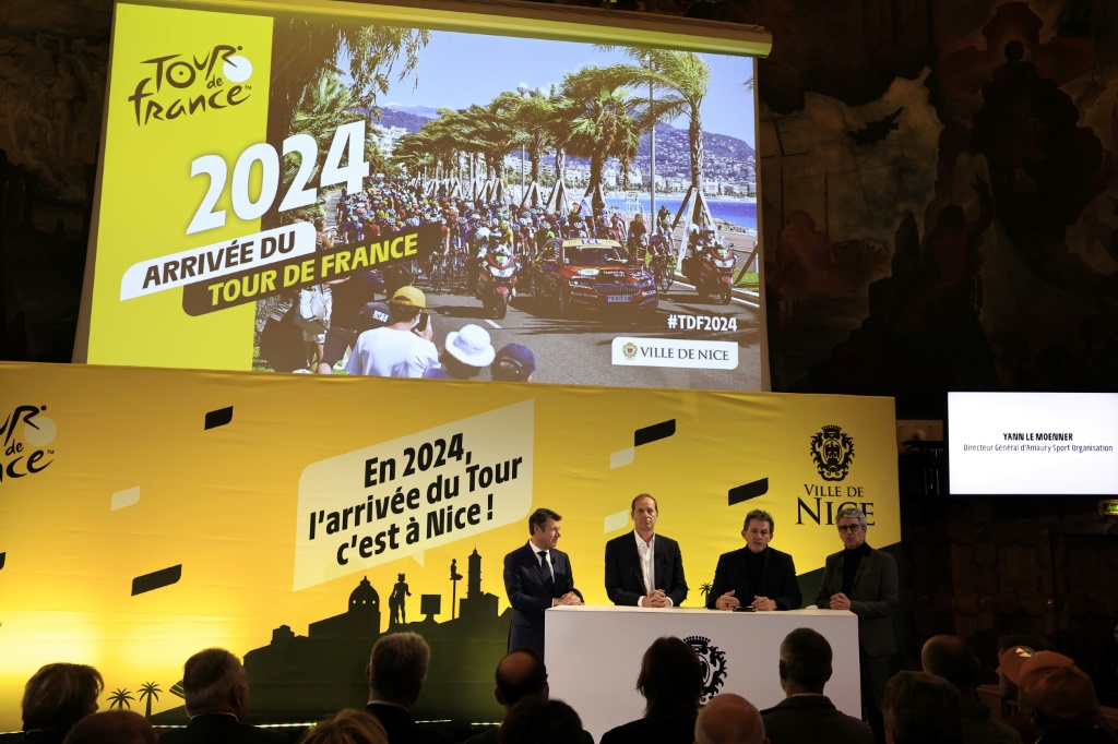 Le directeur du Tour de France Christian Prudhomme (C), le directeur général d'Amaury Sport Organisation (ASO) Yann Le Moenner (D) et le maire de Nice Christian Estrosi (G), lors de la présentation du départ de Tour de France 2024, le 1er décembre 2022 à Nice