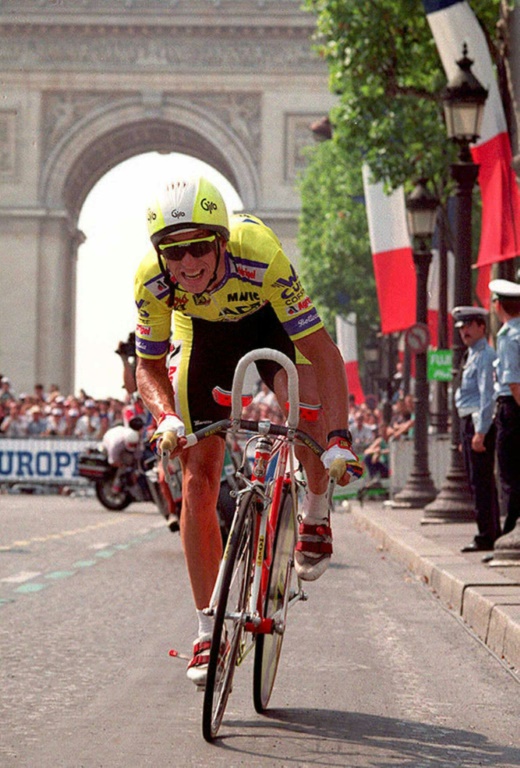L'Américain Greg LeMond à l'arrivée du contre-la-montre entre Versailles et les Champs-Elysées, lors de la dernière étape du Tour de France 1989, le 23 juillet 1989