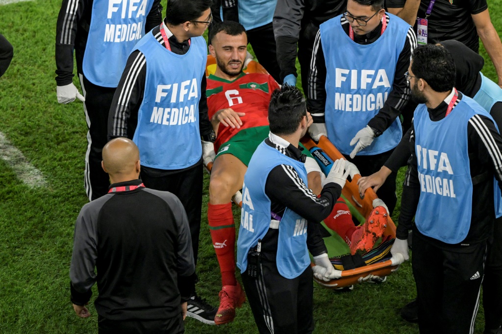 Le capitaine du Maroc Romain Saïss quitte le terrain sur une civière, en quart du Mondial face au Portugal, le 10 décembre 2022 à Doha
