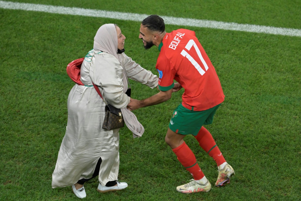 Le Marocain Sofiane Boufal fête avec sa mère la qualification de son équipe pour les demi-finales du Mondial, le 10 décembre 2022 à Doha