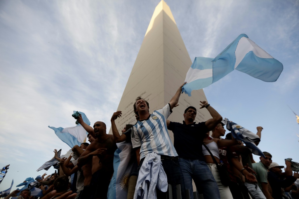 Des supporteurs argentins célèbrent la victoire sur la Croatie au Mondial de football, le 13 décembre 2022 à Buenos Aires