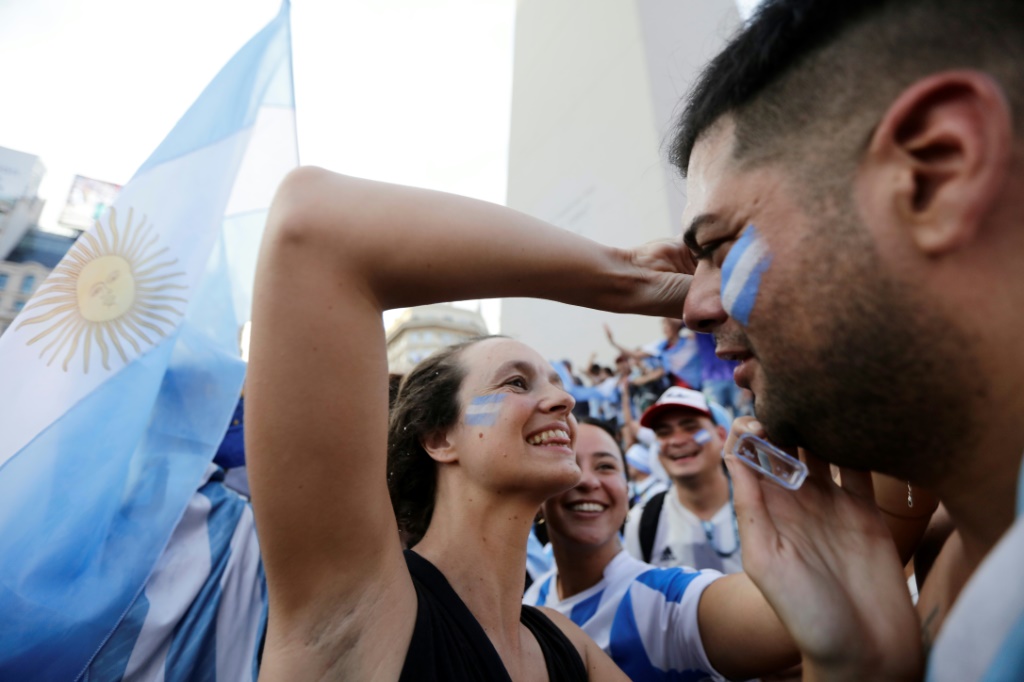 Des supporteurs argentins célèbrent la victoire sur la Croatie au Mondial de football, le 13 décembre 2022 à Buenos Aires