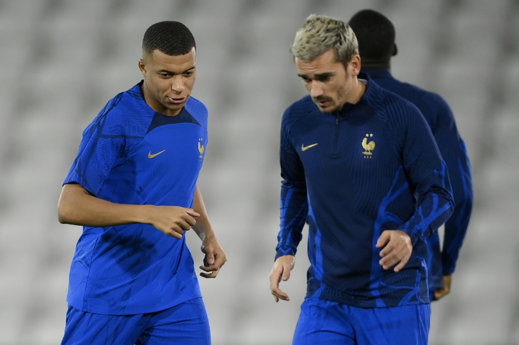 Les Français Kylian Mbappé et Antoine Griezmann, à l'entraînement, le 13 décembre 2022 à Doha