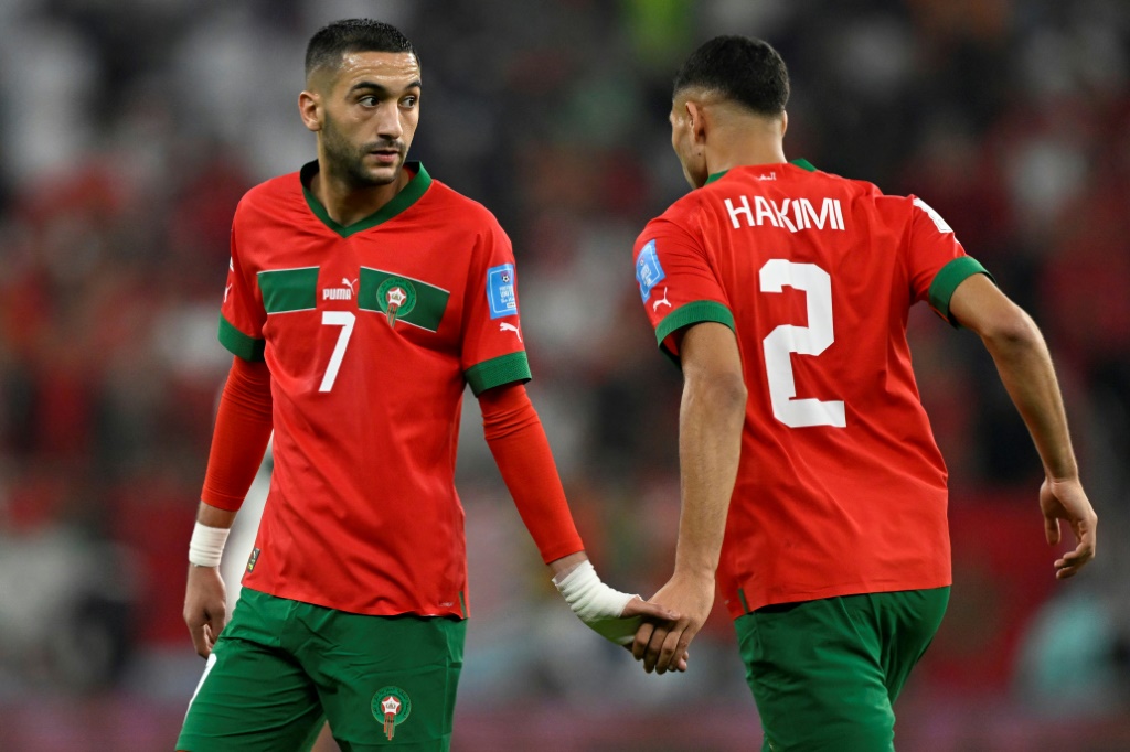 Les Marocains Hakim Ziyech et Achraf Hakimi, lors du quart du Mondial contre le Portugal, le 10 décembre 2022 à Doha