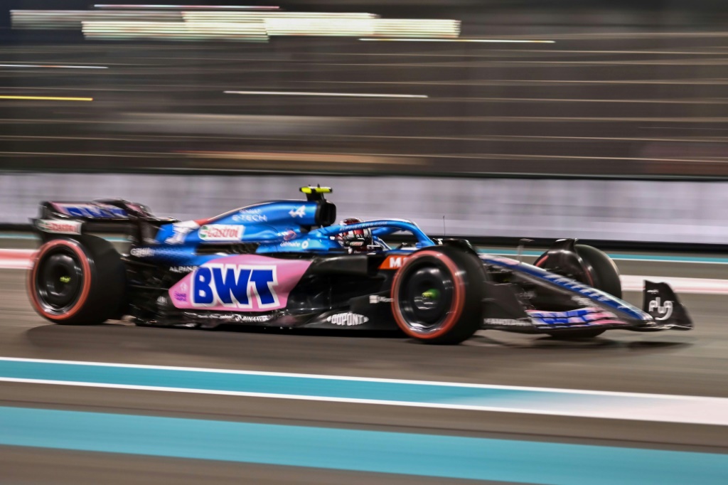 Le pilote français Esteban Ocon de l'écurie Alpine lors des essais du Grand Prix d'Abou Dhabi sur le circuit de Yas Marina, dans la capitale des Émirats arabes unis le 19 novembre 2022