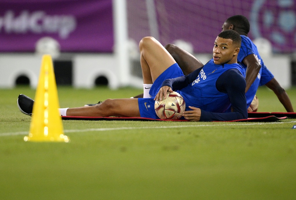 L'attaquant français Kylian Mbappé s'entraîne avec l'équipe de France avant la demi-finale contre le Maroc, le 12 décembre 2022 à Doha