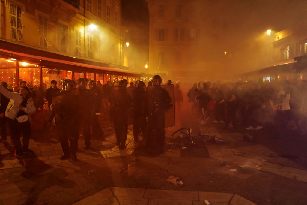 Des policiers déployés le 10 décembre 2022 à Nice, lors de débordements après le match France-Angleterre