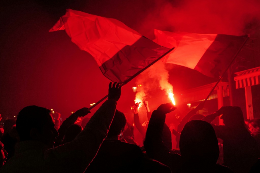 Des supporters célèbrent la victoire de la France contre le Maroc en demi-finale du Mondial-2022 de football, le 14 décembre à Nice