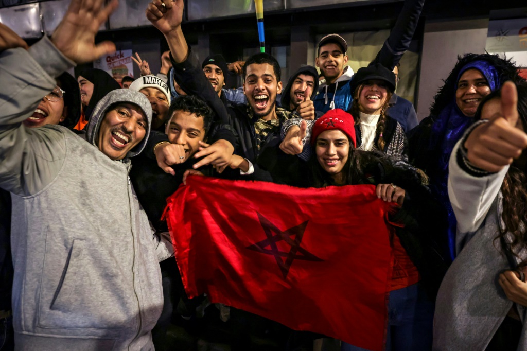 Des supporters du Maroc après la demi-finale de la Coupe du monde 2022 de football perdue contre la France, le 14 décembre 2022 à Rabat