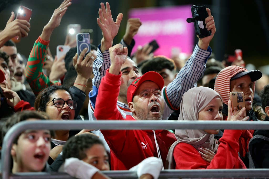 Des supporters regardent sur grand écran la demi-finale de la Coupe du monde 2022 de football entre la France et le Maroc, le 14 décembre 2022 à Casablanca