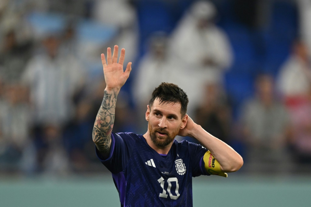 L'attaquant argentin Lionel Messi salue les supporters après la qualification de son équipe pour les huitièmes de finale du Mondial, le 30 novembre 2022 à Doha