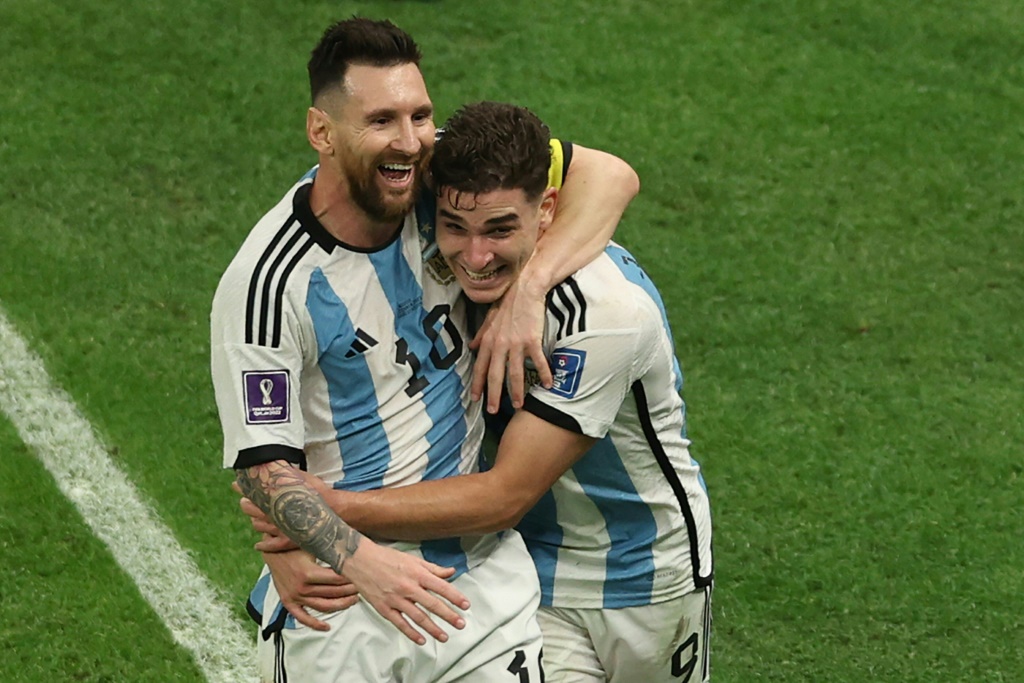 L'attaquant argentin Julian Alvarez (D) félicité par Lionel Messi après avoir inscrit le deuxième but de l'Albiceleste en demi-finale du Mondial contre la Croatie, le 13 décembre 2022 à Doha
