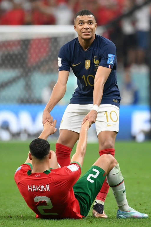 Kylian Mbappé aide Achraf Hakimi a se relever à l'issue de la rude bataille entre la France et le Maroc, le 14 décembre en demi-finale du Mondial-2022.