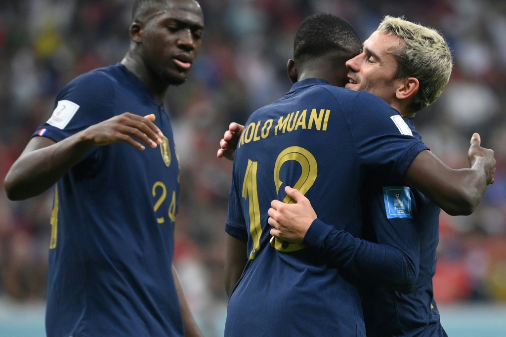 Les Français Ibrahima Konaté et Antoine Griezmann célèbrent le but de Randal Kolo Muani, le 14 décembre en demi-finale du Mondial-2022 contre le Maroc.