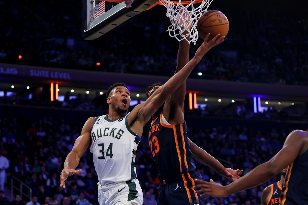 Giannis Antetokounmpo des Milwaukee Bucks contre les New York Knicks en NBA le 30 novembre 2022 au Madison Square Garden à New York