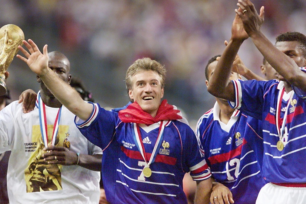 L'actuel sélectionneur de l'équipe de France, Didier Deschamps, capitaine lors de la conquête de la première Coupe du monde des Bleus,  le 12 juillet 1998 au Stade de France près de Paris