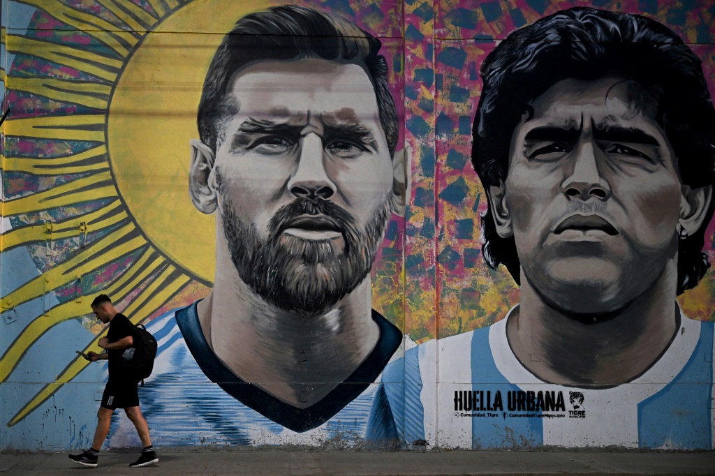 Une fresque à l'effigie de Diego Maradona et Léo Messi, les deux légendes du football argentin, le 16 décembre 2022 à Buenos Aires