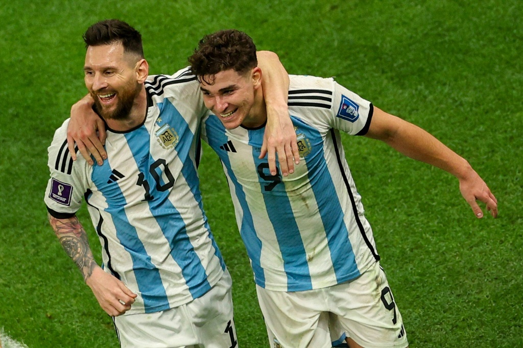 La star argentine Lionel Messi félicite son coéquipier Julian Alvarez après un but inscrit contre la Croatie en demi-finale du Mondial, le 13 décembre 2022 à Doha
