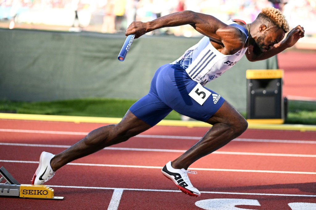Le sprinteur français Meba Mickael Zeze au départ du relais 4x100 m des Mondiaux d'athlétisme le 23 juillet 2023 à Eugene aux USA
