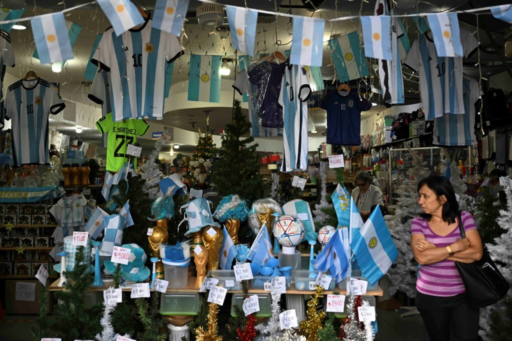 Un commerce de Buenos Aires décoré aux couleurs de l'Argentine à l'avant-veille de la finale du Mondial contre la France, le 16 décembre 2022