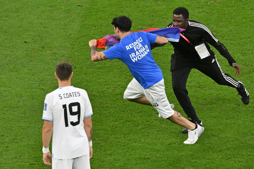 La déception de Kylian Mbappé et ses coéquipiers français à l'issue de leur défaite devant l'Argentine en finale du Mondial à Doha, le 18 décembre 2022