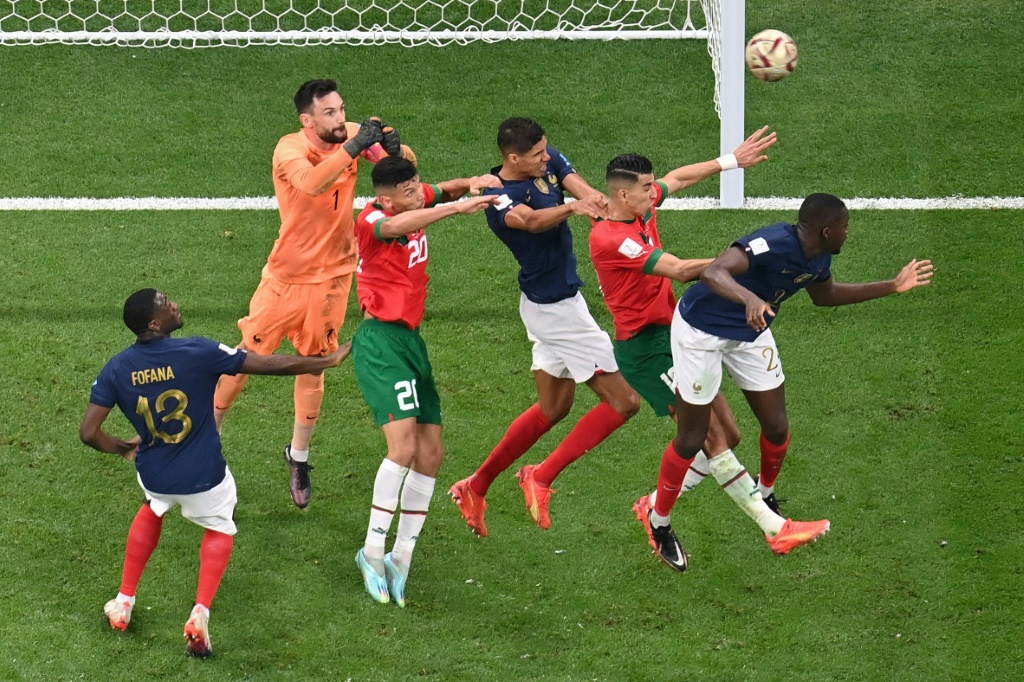 L'équipe de France sauvée par  Hugo Lloris contre le Maroc en demi-finale du Mondial à Al Khor, au nord de Doha, le 14 décembre 2022