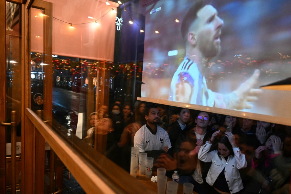 Les supporters français regroupés dans un bar parisien suivent la finale du Mondial entre les Bleus et l'Argentine, le 18 décembre 2022