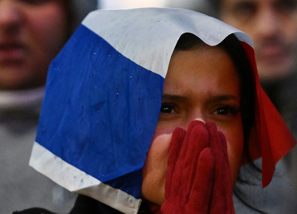 Une supportrice suit la polongation de la finale du Mondial entre la France et l'Argentine depuis Paris, le 18 décembre 2022