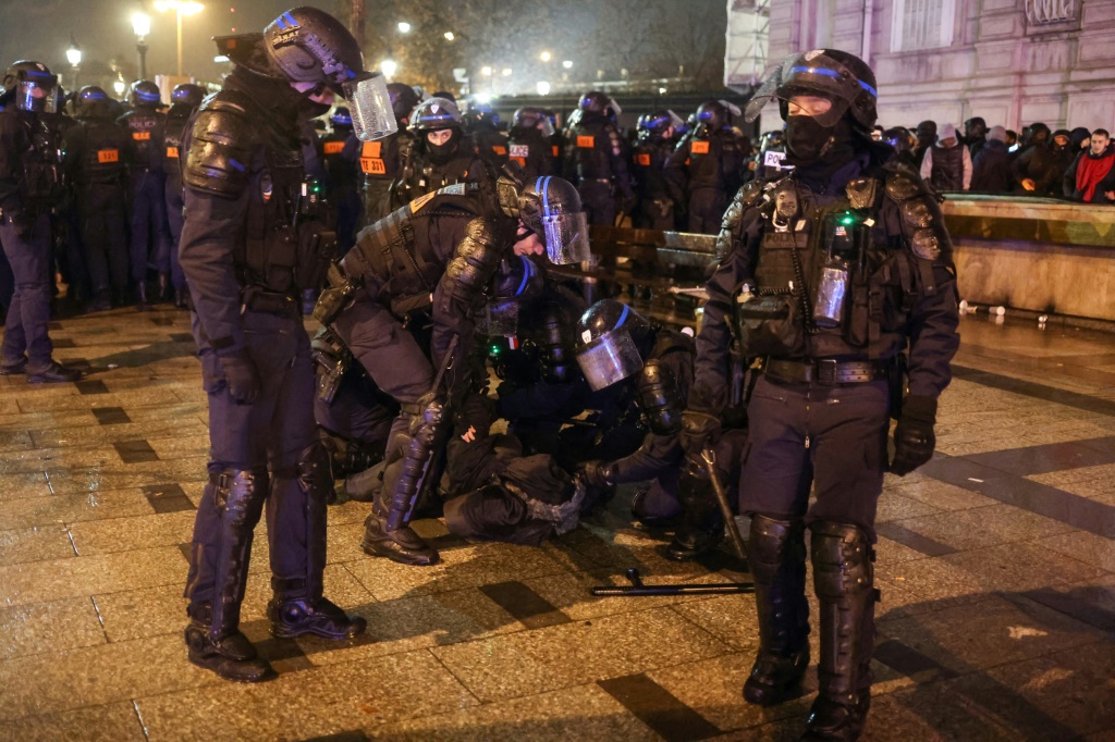 Interpellation sur les Champs-Elysées après la finale France-Argentine, le 18 décembre 2022 à Paris