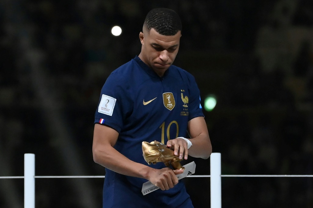 L'attaquant star Kylian Mbappé doit se contenter du soulier d'or de meilleur buteur du Mondial perdu avec les Bleus contre l'Argentine à Doha, le 18 décembre 2022