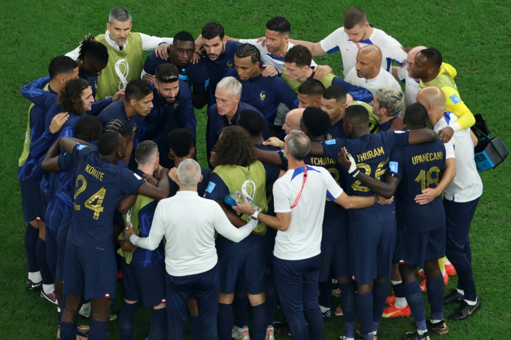 Le selectionneur français Didier Deschamps (C) motive ses joueurs avant la séance des tirs au but en finale du Mondial, le 18 décembre 2022 à Doha