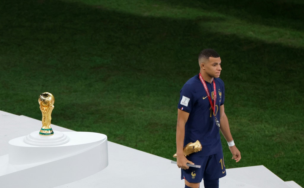 Le joueur de l'équipe de France Kylian Mbappé après la défaite de son équipe face à l'Argentine aux tirs au but lors de la finale de la Coupe du monde de football 2022 au stade Lusail au Qatar le 18 décembre 2022.