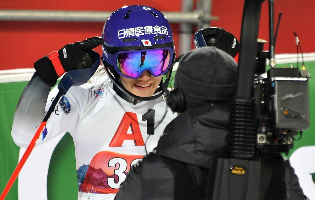 La Japonaise Asa Ando filmée par un cameraman après la 2e manche du slalom de Flachau le 14 janvier 2020