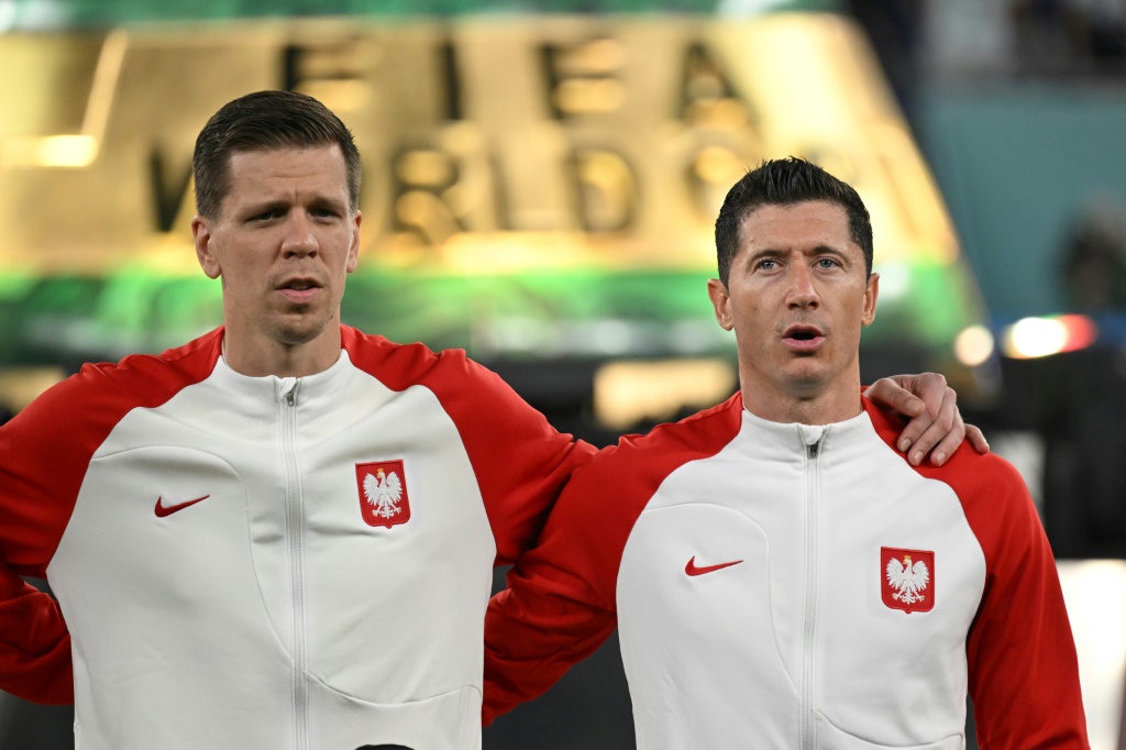 Le gardien de la sélection polonaise Wojciech Szczesny (G) au côté de l'attaquant vedette Robert Lewandowski avant le coup d'envoi du match du Mondial contre l'Argentine, le 30 novembre 2022 à Doha