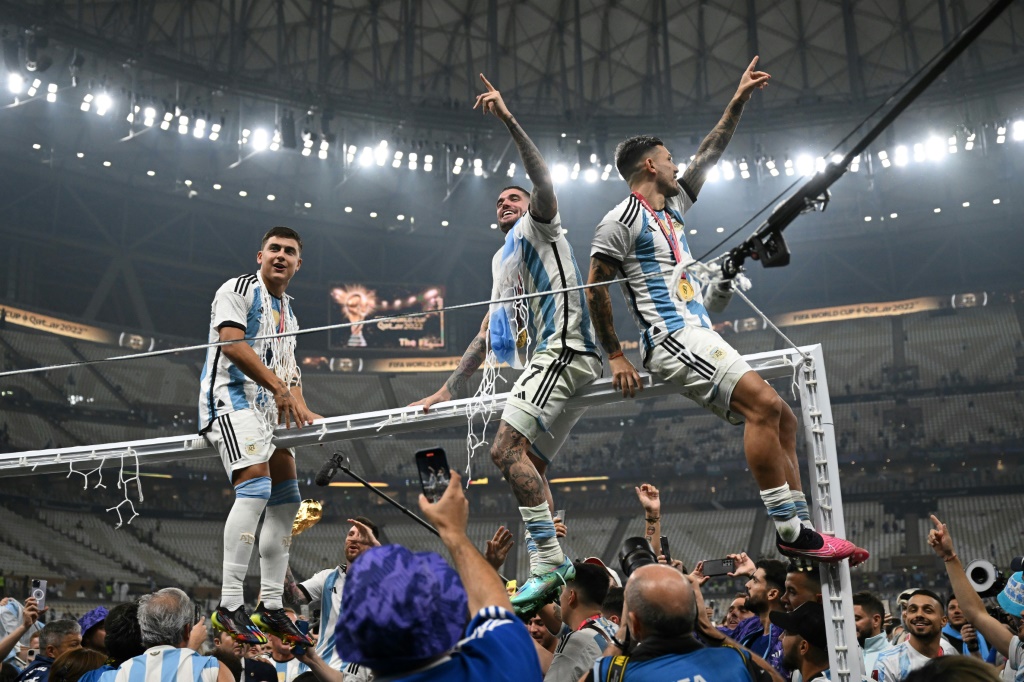 Les joueurs argentins juchés sur le but après leur victoire en finale de la Coupe du monde à Doha, le 18 décembre 2022
