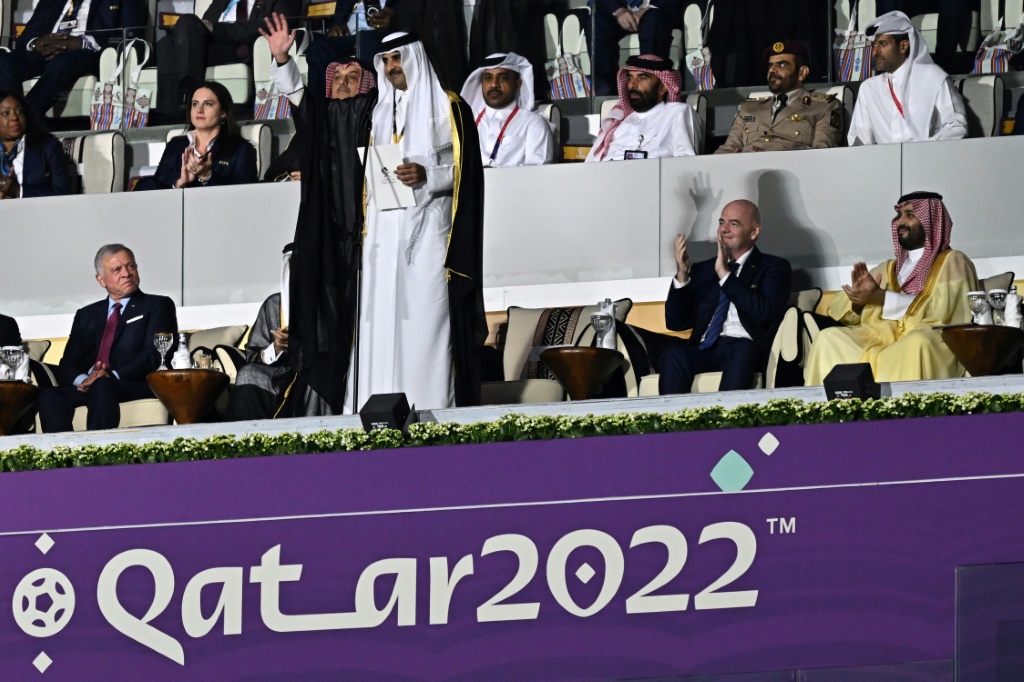 L'émir du Qatar Cheikh Tamim ben Hamad Al Thani lors d'un discours pendant la cérémonie d'ouverture du Mondial, sous les yeux du roi Abdallah de Jordanie (g), du président de la Fifa Gianni Infantino et du prince héritier saoudien Mohammed ben Salmane (d), le 20 novembre 2022 à Doha