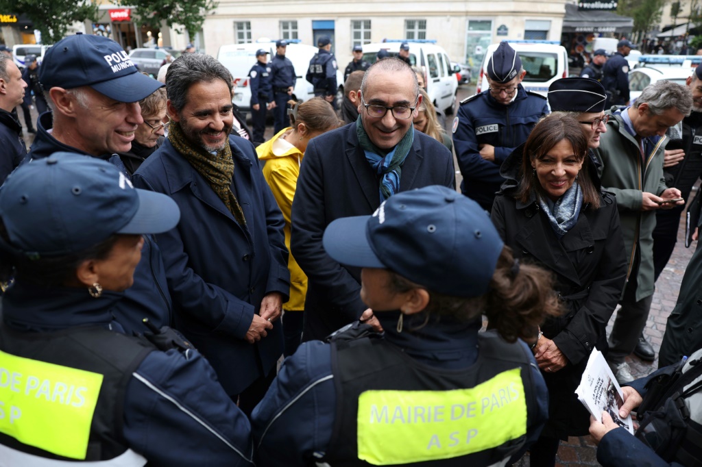 Le préfet de Paris Laurent Nunez (au centre) à la rencontre de la police de la capitale aux Halles, le 22 septembre 2022