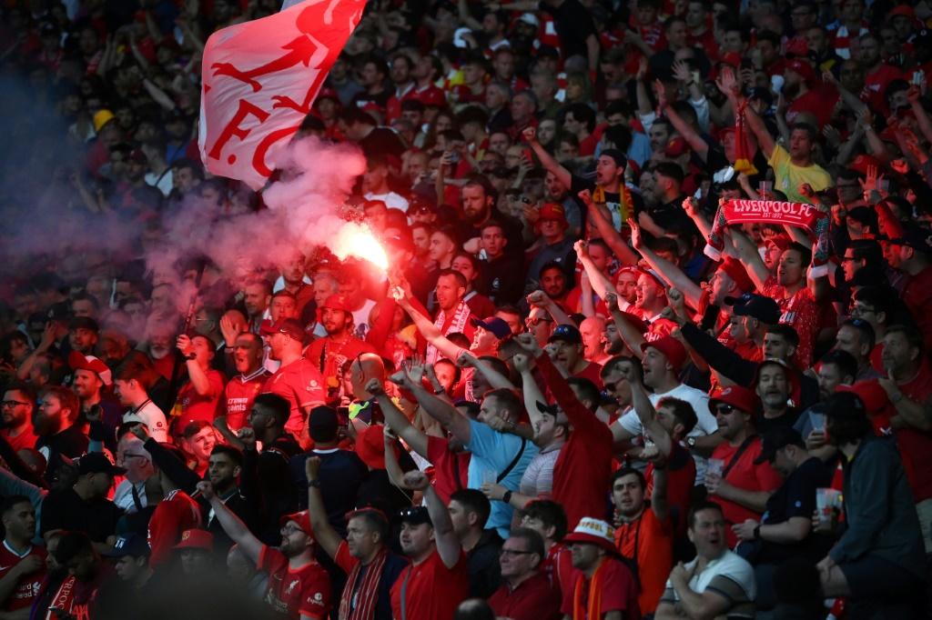 Les supporters de Liverpool affichent leur solidarité durant la finale de la Ligue des champions contre le Real Madrid au Stade de France, le 28 mai 2022