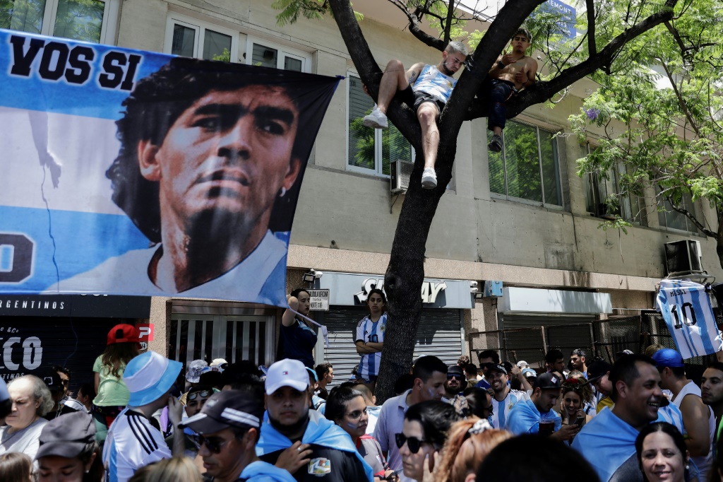 Un drapeau à l'effigie de Diego Maradona lors des célébrations pour le retour des champions du monde, le 20 décembre 2022 à Buenos Aires