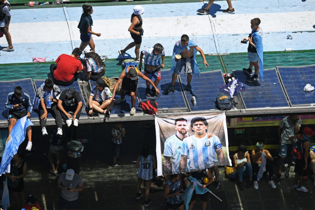 Un drapeau réunissant les deux légendes Lionel Messi et Diego Maradona, lors des célébrations pour le retour des champions du monde argentins, le 20 décembre 2022 à Buenos Aires