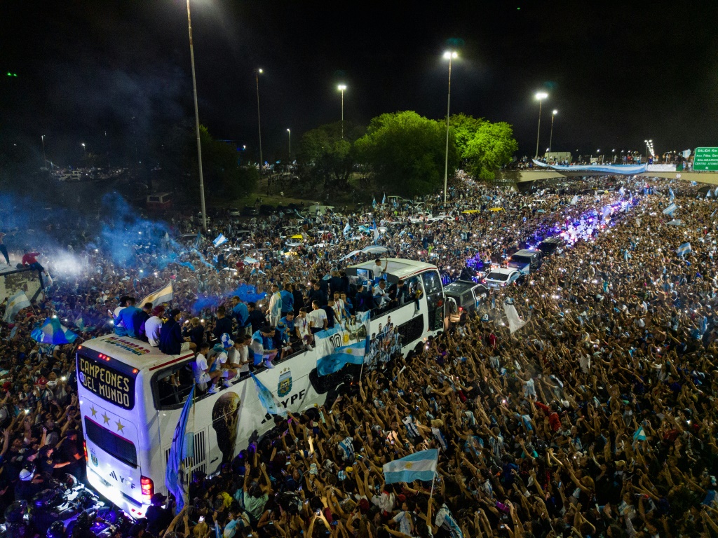 Le bus à impériale transportant la sélection argentine championne du monde, peu après son arrivée à Buenos Aires, le 20 décembre 2022